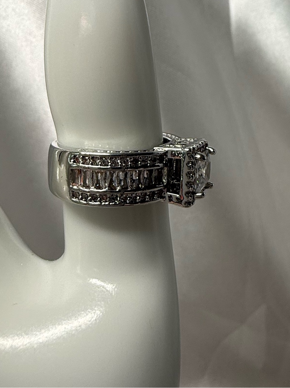 Silver-Tone Sz 7 Princess Cut Halo Ring with Clear Stones NWOT - Picture 3 of 6